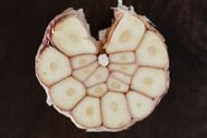The taste and smell of raw garlic are much stronger than those of cooked garlic (Image via Pexels/ Karolina Grabowska)